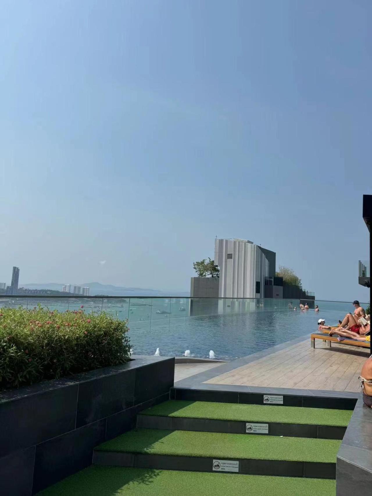 The Base Apartment Pattaya Exterior photo