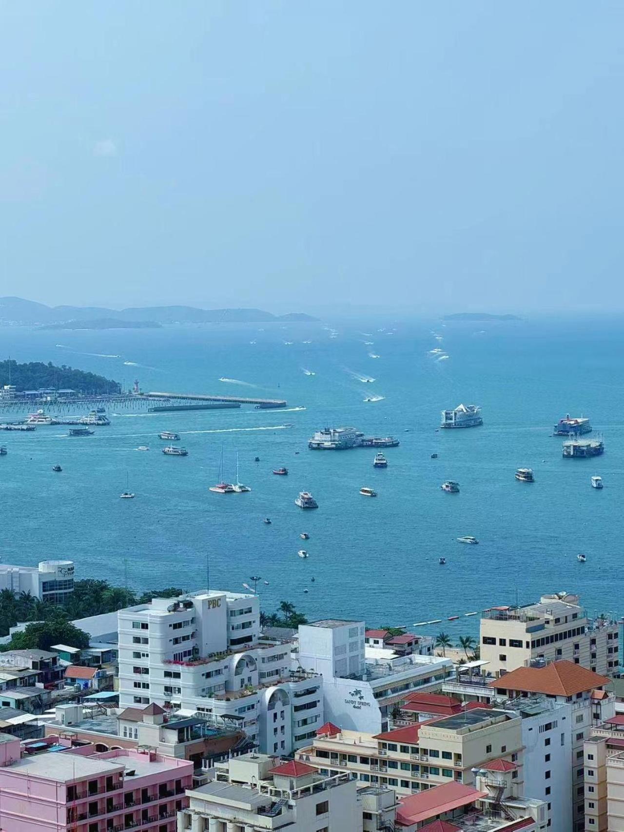 The Base Apartment Pattaya Exterior photo