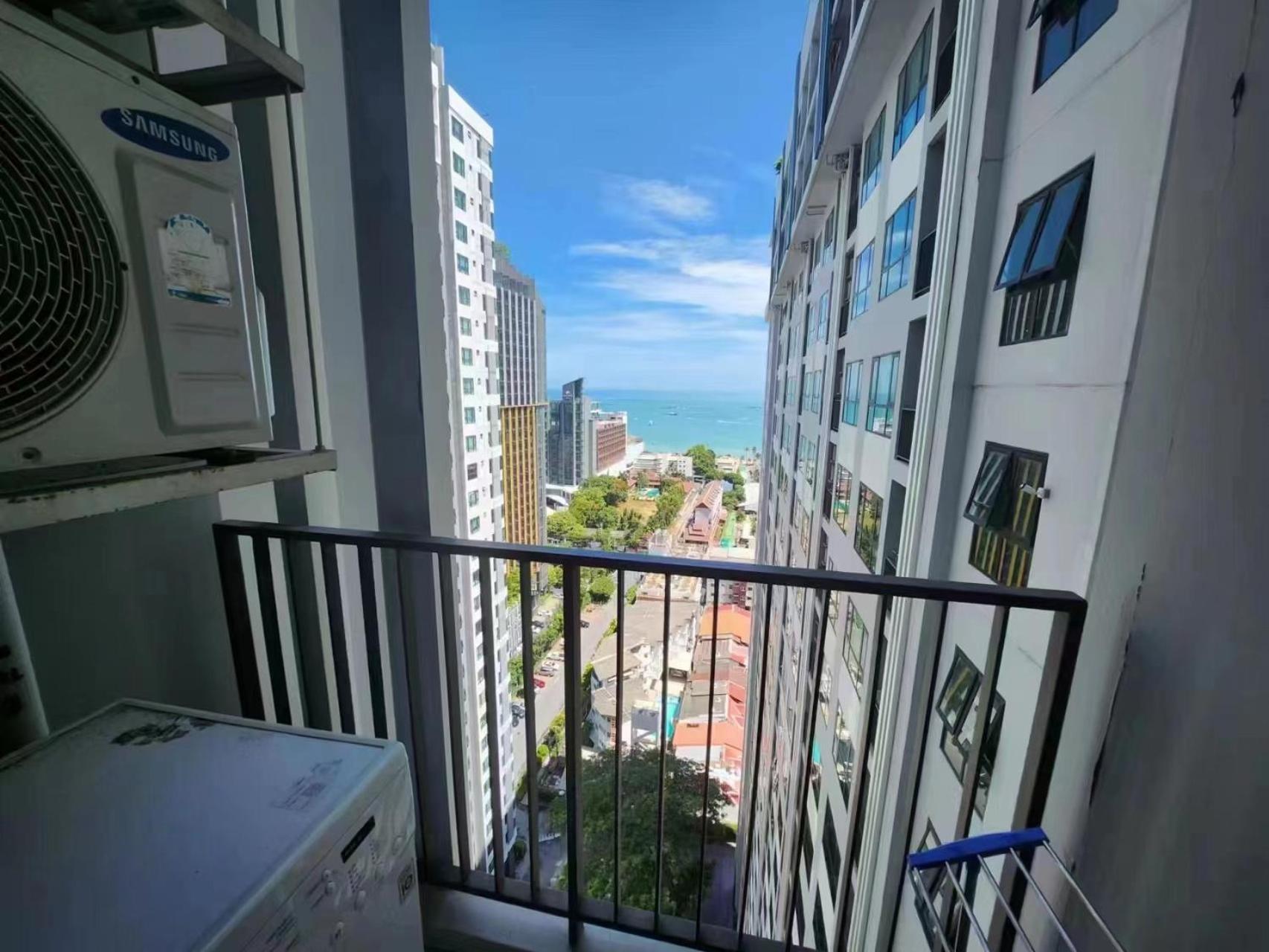 The Base Apartment Pattaya Exterior photo